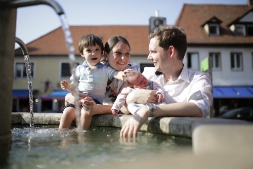 Jonas Glüsenkamp mit Ehefrau und den beiden Kindern
